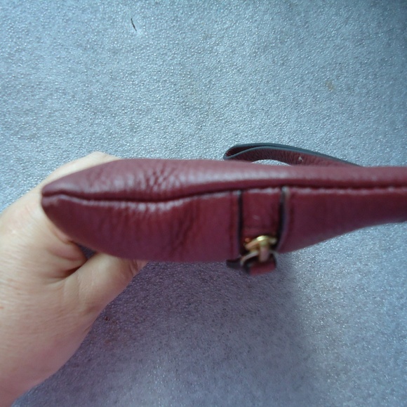 Kate Spade Cobble Hill Bee Burgundy Red Pebbled Leather Wristlet J183 - Picture 5 of 12